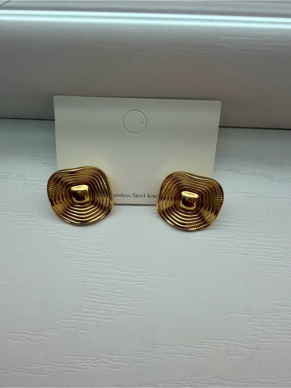 Gold Wavy Disc Stud Earrings - Women Jewelry